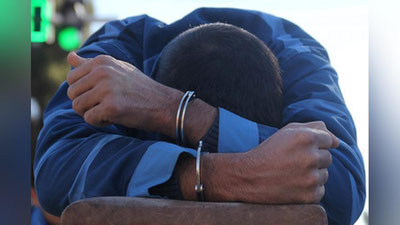 'Eronda polisiyachilarni bosib ketgan haydovchi dorga osildi'ning rasmi