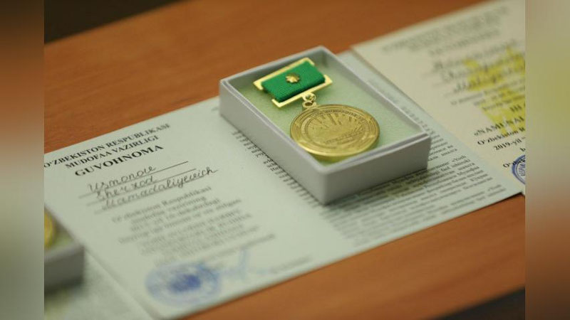 'Mudofaa vaziri Bahodir Qurbonov bir guruh o`qituvchilarni ko`krak nishonlari bilan taqdirladi'ning rasmi
