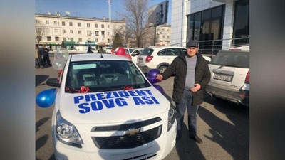 'Toshkentda tug`ilgan 3 egizak otasiga Prezident sovg`asi — Cobalt topshirildi'ning rasmi