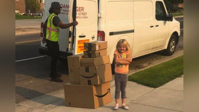 'Mitti qizaloq Internet orqali 350 dollarga o`yinchoqlar sotib olmoqchi bo`ldi  'ning rasmi