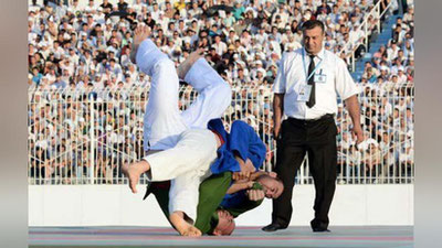 'G`olib bo`lgan polvonga 10 000 dollar mukofot bor'ning rasmi