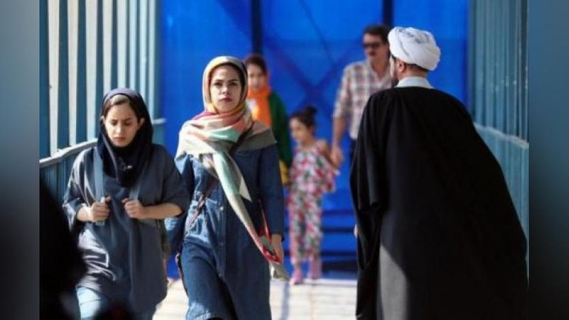 'Eronda hijob qoidalariga rioya qilish kuchaytirilmoqda'ning rasmi