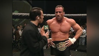 'Og`ir vazn toifasida birinchi UFC kamari sohibi shifoxonaga yotqizildi'ning rasmi