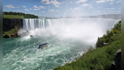 Изрображение 'ТУРИСТ ПОСКОЛЬЗНУЛСЯ И РУХНУЛ С ВЫСОТЫ ВОДОПАДА (ВИДЕО)'