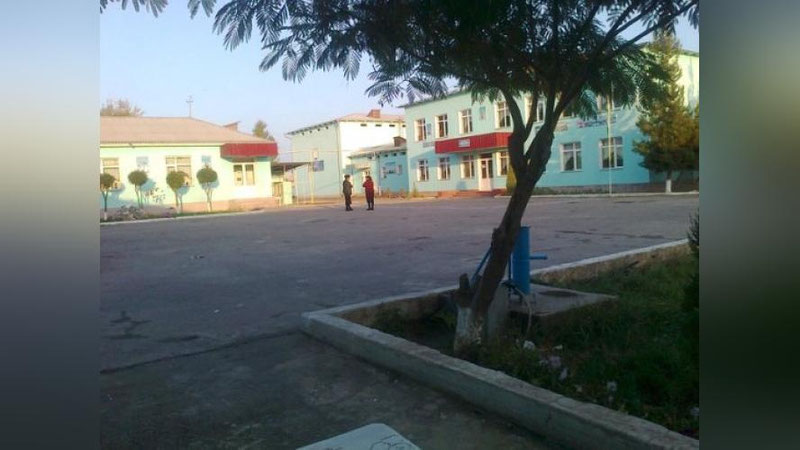 'Бўкадаги мактабда 3-синф ўқувчисининг онаси  жанжал кўтарди. Нега? ХТВ вазиятни ўрганди'ning rasmi