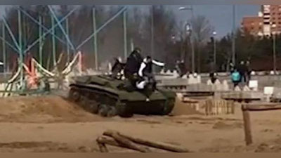 Изрображение 'В ПЕТЕРБУРГЕ МУЖЧИНА И ДВОЕ ДЕТЕЙ ПОПАЛИ ПОД ТАНК (ВИДЕО, 18+)'