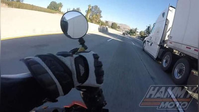 Изрображение 'ВИДЕО: ПОПАВШИЙ ПОД ФУРУ БАЙКЕР ОТДЕЛАЛСЯ ЦАРАПИНОЙ'