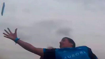 Изрображение 'Мужчина на американских горках на лету поймал смартфон (видео)'