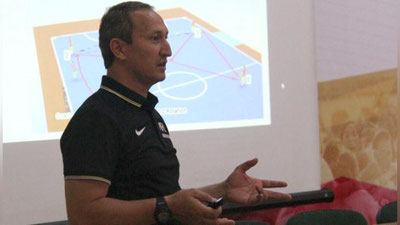 'Ўзбекистонлик ОФК инструктори Бишкекда футзал мураббийлари учун ўқув-курслари олиб бормоқда 'ning rasmi