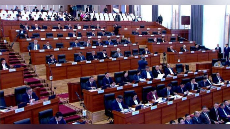 'Qirg`izistonda qirg`iz tilini bilmaydiganlar davlat xizmatiga ishlay olinmaydi'ning rasmi