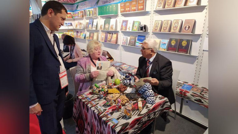 'Frankfurtdagi 500 yillik tarixga ega nufuzli kitob ko`rgazmasida o`zbek noshirlari ham ishtirok etmoqda'ning rasmi
