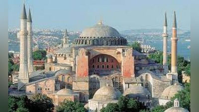 'Истанбулдаги Аё София масжидида бу йил саксон йилдан ортиқ вақтдан бери биринчи марта Рамазоннинг таровиҳ намози ўқилади'ning rasmi