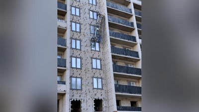 Изрображение 'В Казани двое узбекистанцев выпали из строительной люльки на высоте 5-го этажа'