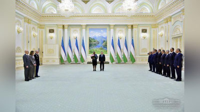 Изрображение 'ШАВКАТ МИРЗИЁЕВ НАГРАДИЛ ПАМЕЛУ СПРАТЛЕН ОРДЕНОМ "ДУСТЛИК"'