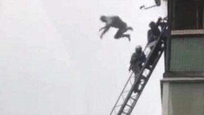 'Yong`inda qolgan yigit sakkizinchi qavatdan sakradi (Video)'ning rasmi