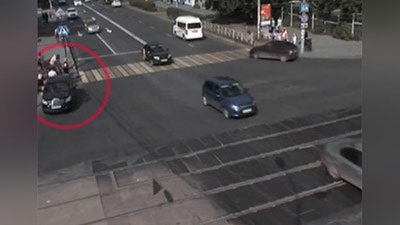 'Rossiyada haydovchisiz avtomobil piyodalarni bosib ketdi (Video)'ning rasmi