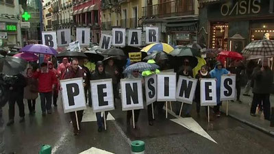 'Испанияда пенсионерлар норозилик намойишларини ўтказишмоқда'ning rasmi