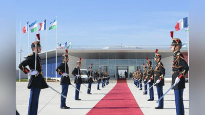 'Shavkat Mirziyoevni Parijda tantanali kutib olish marosimiga ko`rilayotgan tayyorgarlikdan fotolavha'ning rasmi