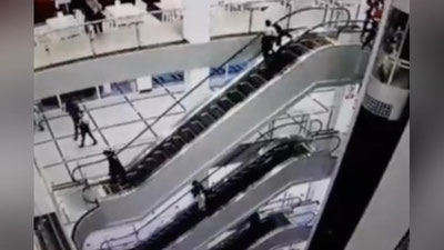 'Навоийда эскалатордан тушиб кетган 3 ёшли боланинг аҳволи оғир экани хабар қилинди'ning rasmi