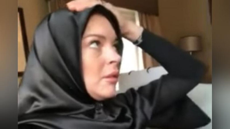 'Ислом динини қабул қилган Линдси Лохан модалар намойишига ҳижобда келди'ning rasmi