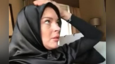 'Ислом динини қабул қилган Линдси Лохан модалар намойишига ҳижобда келди'ning rasmi
