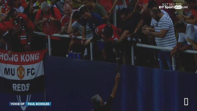 'МОУРИНЬО ЎЗ МЕДАЛИНИ ЁШ БОЛАГА СОВҒА ҚИЛИБ ЮБОРДИ (ВИДЕО)'ning rasmi