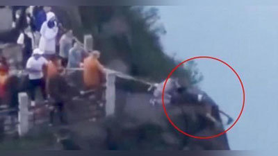 'O`zini qoyadan tashlamoqchi bo`lgan erkakni monaxlar qutqarib qoldi (Video)'ning rasmi