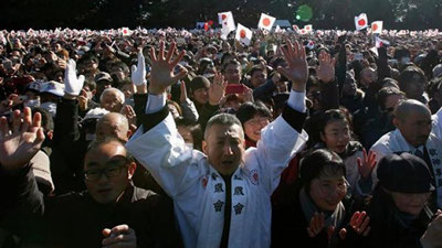 'Yaponiyada imperatorni Yangi yil bilan tabriklash uchun minglab odamlar yig`ildi'ning rasmi