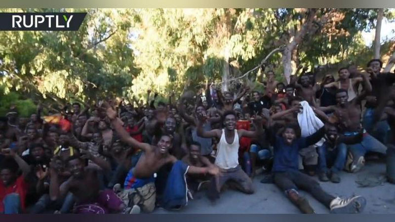 '600 dan ortiq muhojirlar Ispaniyaning avtonom shahri Seutaga oqib kirdi (Video)'ning rasmi