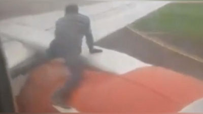 Изрображение 'Мужчина решил полететь в Гану на крыле самолета (видео)'