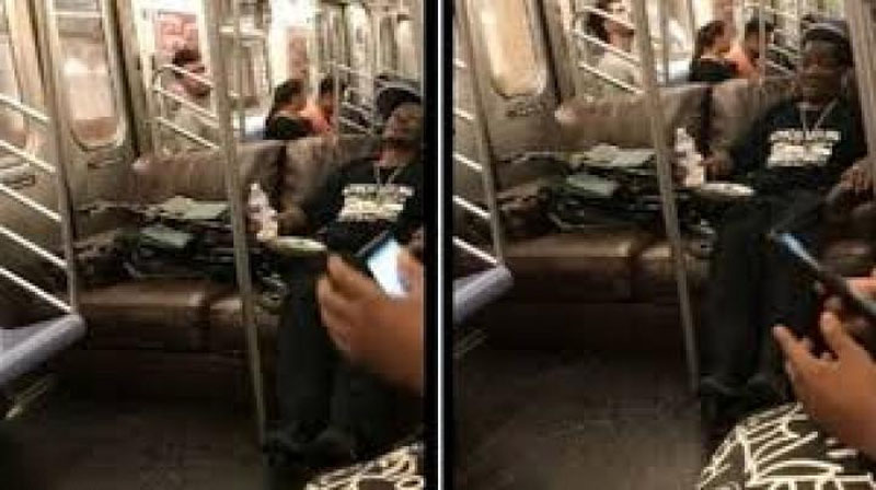 'Nyu-York metrosiga bir yo`lovchi o`zining divani bilan tushdi (Video)'ning rasmi