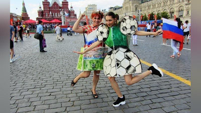 'Rossiyada ekodizayner chiqindilardan libos yaratmoqda 'ning rasmi