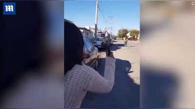 Изрображение 'МЕКСИКАНКА МЕТНУЛА ТАПОЧЕК В ДОЧЬ НА 30 МЕТРОВ И ПРОСЛАВИЛАСЬ В СЕТИ (ВИДЕО)'