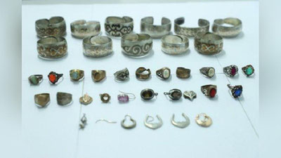 'Oyoq kiyimiga yashirilgan zargarlik buyumlari fosh etildi'ning rasmi