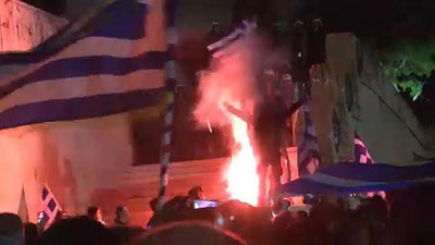 'Gresiyada noroziliklar davom etmoqda 'ning rasmi