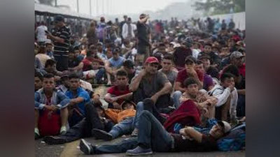 'Muhojirlar karvoni Gvatemaladan Meksika tomonga o`tishga urinishmoqda'ning rasmi