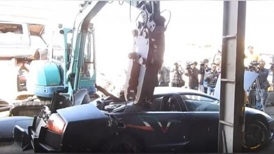 Изрображение 'ТАЙВАНЬСКАЯ ПОЛИЦИЯ УНИЧТОЖИЛА LAMBORGHINI ЗА НЕПРАВИЛЬНЫЕ НОМЕРА (ВИДЕО)'