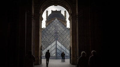 'Париждаги Лувр терактлар содир этилиши хавфи туфайли ёпилди'ning rasmi