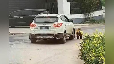 'Mashinaning tagida qolib ketgan bolakay tirik qoldi (Video) 'ning rasmi