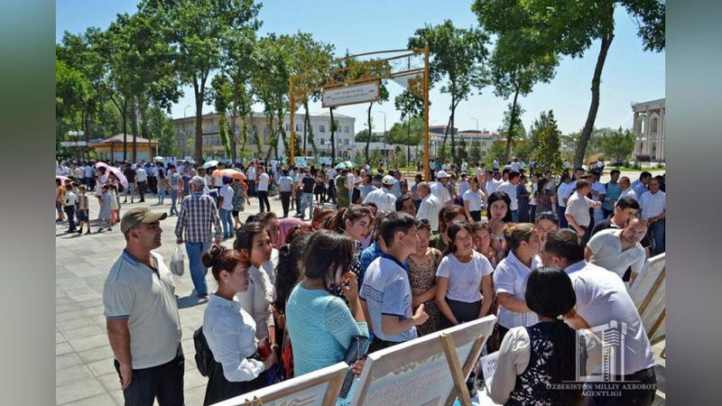 'Gulistonda 372 nafar fuqaro ish bilan ta`minlandi'ning rasmi