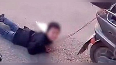 'Хитойлик аёл гапига қулоқ солмаган ўғлини  скутернинг орқасига боғлаб шаҳар бўйлаб сазойи қилди'ning rasmi