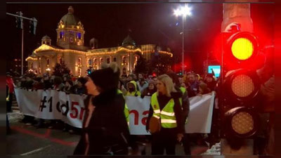 'Serbiyada norozilik namoyishlari davom etmoqda 'ning rasmi