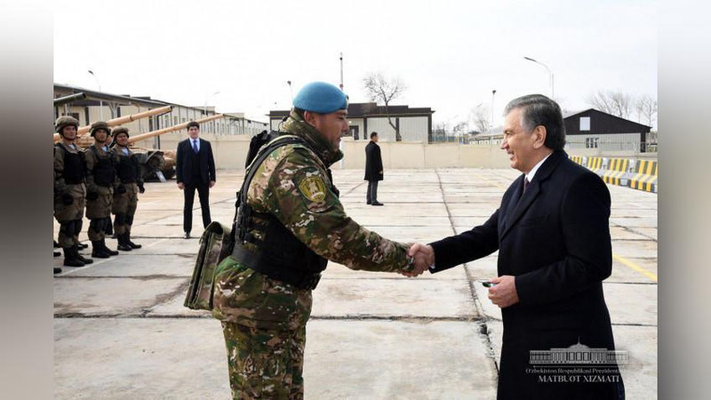 'Prezident polkovnikka avtomashina, harbiy xizmatchilarga planshetlar sovg`a qildi'ning rasmi