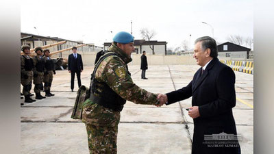 'Prezident polkovnikka avtomashina, harbiy xizmatchilarga planshetlar sovg`a qildi'ning rasmi