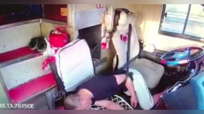 'Xitoyda katta tezlikda elayotgan avtobusni boshqarayotgan haydovchining yurak xuruji tutib qoldi (Video)'ning rasmi