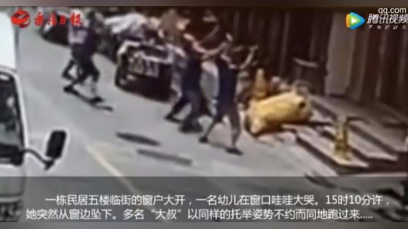 Изрображение 'ПРОХОЖИЕ В КИТАЕ ПЕРЕЛОМАЛИ РУКИ, СПАСАЯ ВЫПАВШЕГО ИЗ ОКНА РЕБЕНКА (ВИДЕО, 18+)'