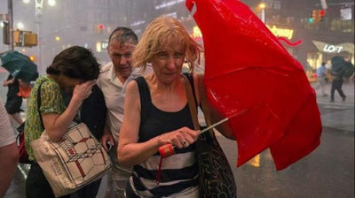 'Issiq kuz: Sayyoramiz tabiiy ofatlar bilan kurashmoqda'ning rasmi