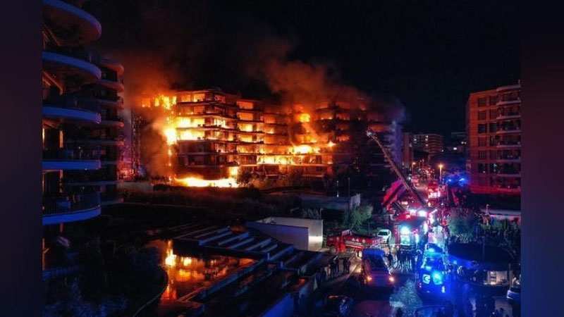 'Turkiyaning Izmir shahrida turarjoy binosi yondi (foto)'ning rasmi