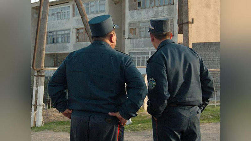 'Ўқитувчини қийнаб, бир оёқда туришга мажбурлаган ИИБ ходимларига нисбатан хизмат текшируви бошланди'ning rasmi