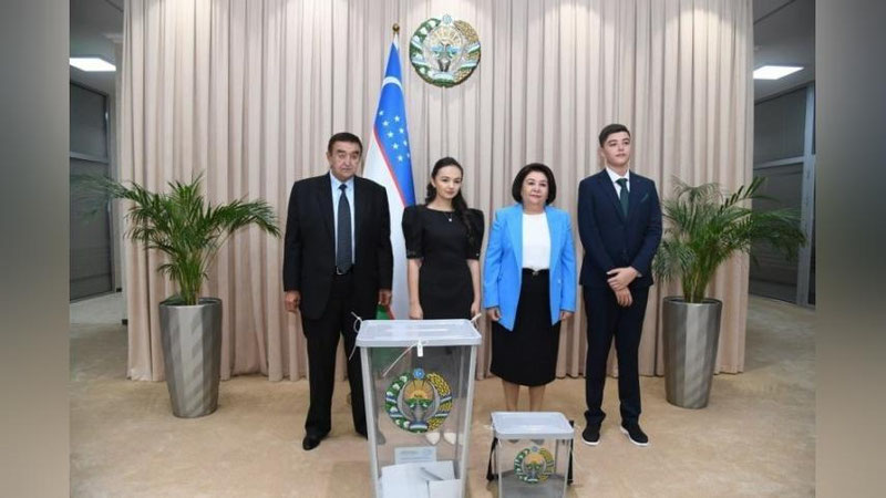 'Prezidentlikka nomzodlar ham saylovda ovoz berishni boshladi'ning rasmi